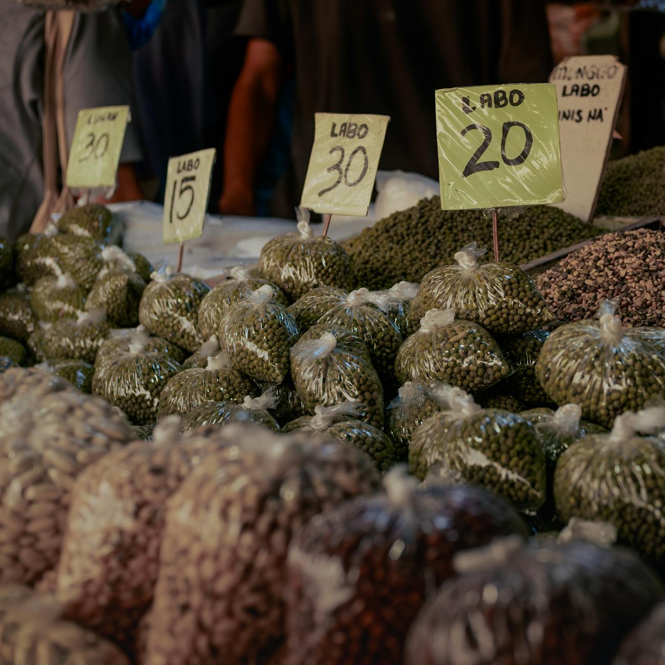 Market Trends and Consumer Behavior in Food Supply Chains